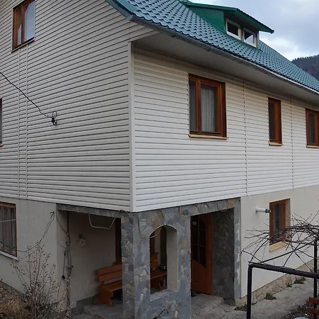 Maison d'hôtes At Starunchakiv Family